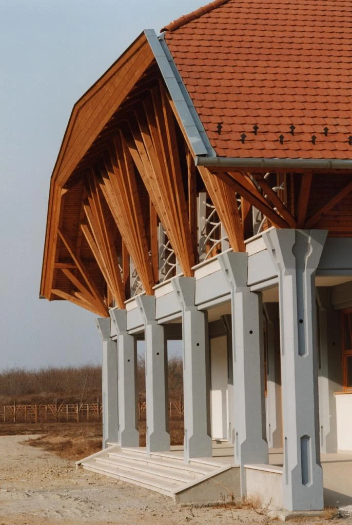 Tandbau Kft. Üllő Dóra Major lóklinika kivitelezés – előadóterem üveg felülvilágítóval és látszó fa tetőszerkezettel